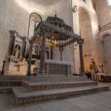 Di fronte a noi ecco il ciborio: un piccolo tempietto in marmo risalente al XII secolo: il pi� antico di tutta la Puglia. � caratterizzato da quattro colonne di breccia rossa e viola che terminano con capitelli decorati da angeli, arieti, uccelli e motivi vegetali